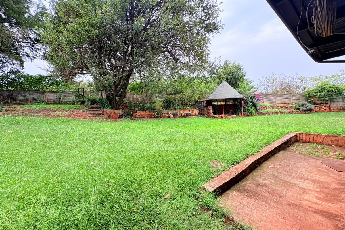 Spacious 4-bedroom family home with large yard. - Photo 2