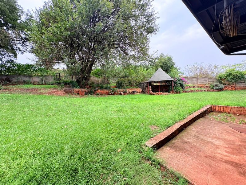 Spacious 4-bedroom family home with large yard. - Photo 2