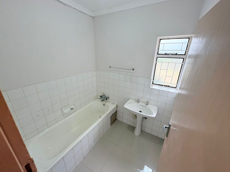 Spacious 4-bedroom family home with large yard. - Photo 10