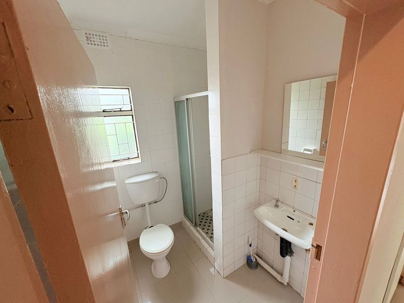 Spacious 4-bedroom family home with large yard. - Photo 9