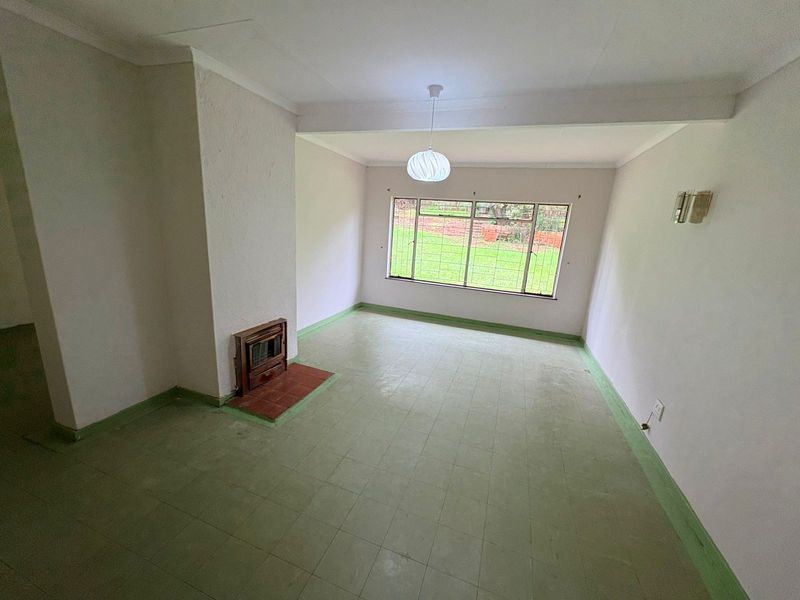 Spacious 4-bedroom family home with large yard. - Photo 8