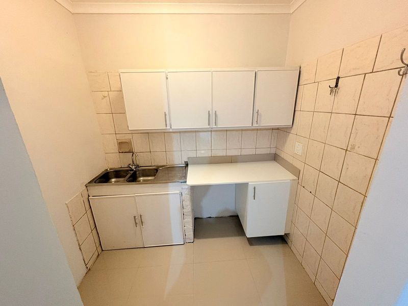 Spacious 4-bedroom family home with large yard. - Photo 6