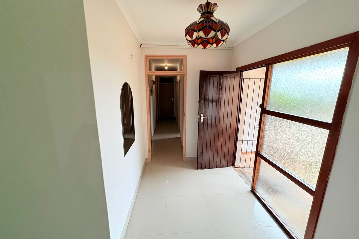 Spacious 4-bedroom family home with large yard. - Photo 3