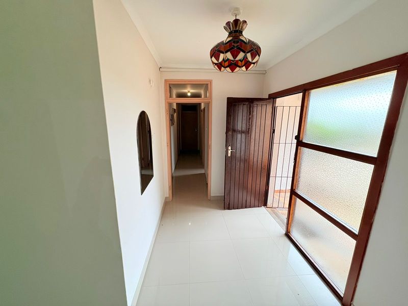 Spacious 4-bedroom family home with large yard. - Photo 3