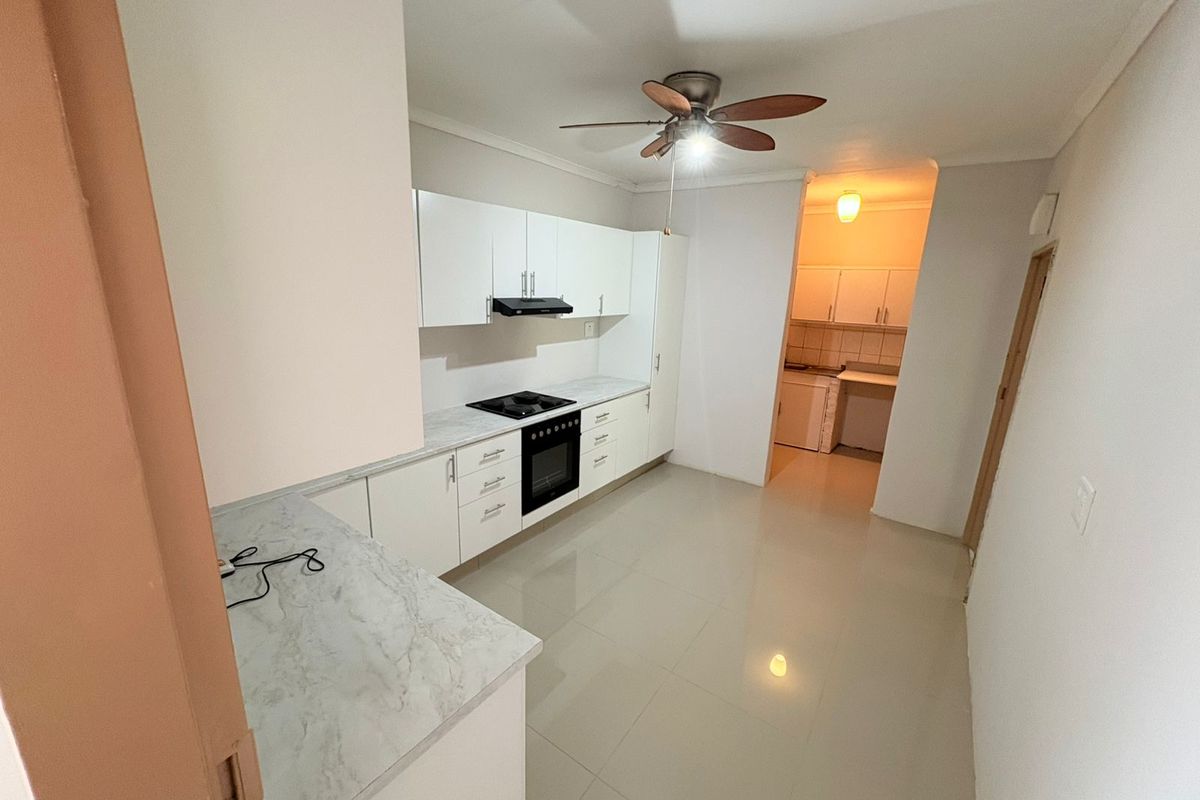 Spacious 4-bedroom family home with large yard. - Photo 4