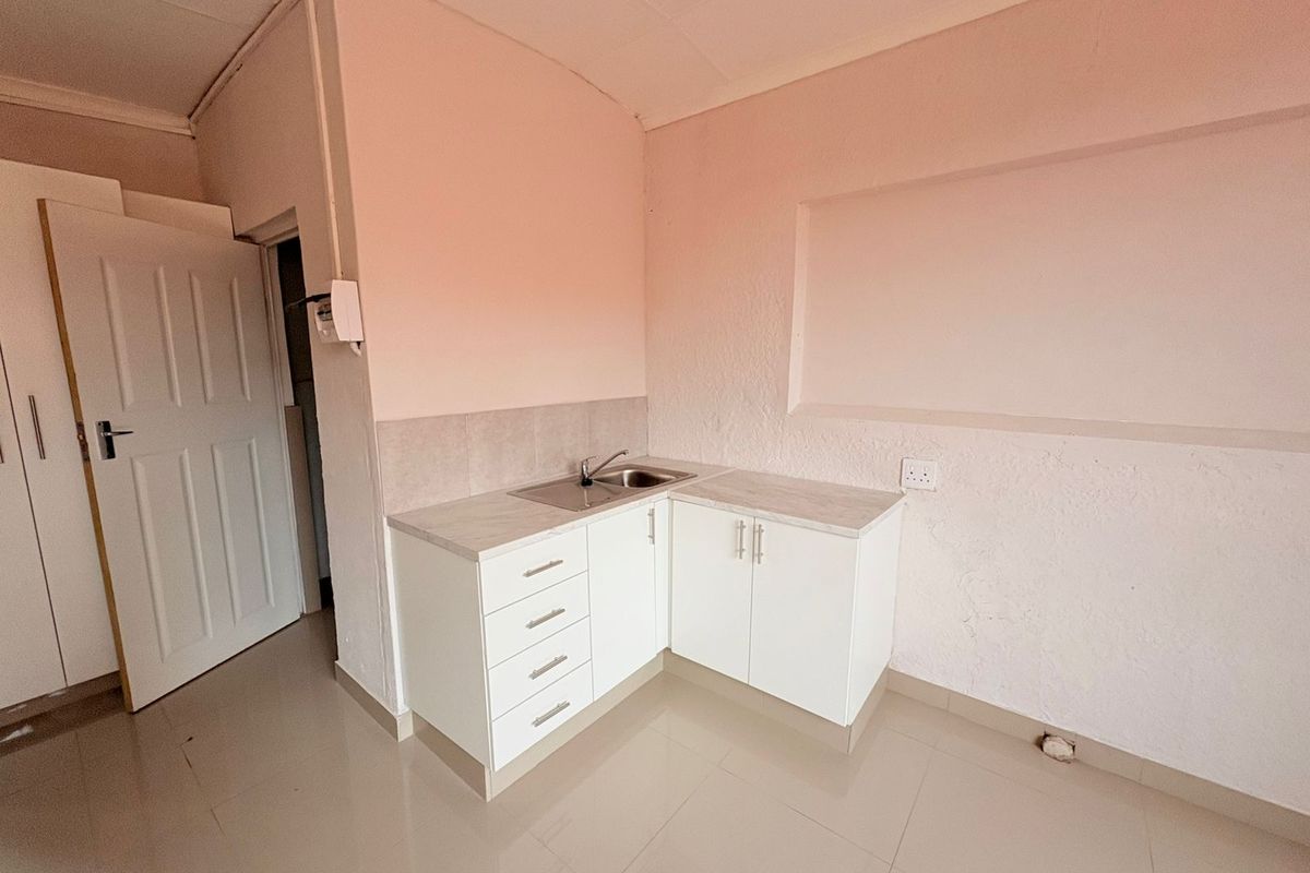 Newly Renovated Open-Plan Apartment - Photo 2