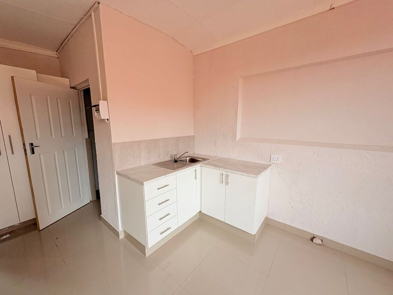 Newly Renovated Open-Plan Apartment - Photo 2