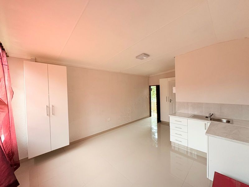 Newly Renovated Open-Plan Apartment - Photo 3
