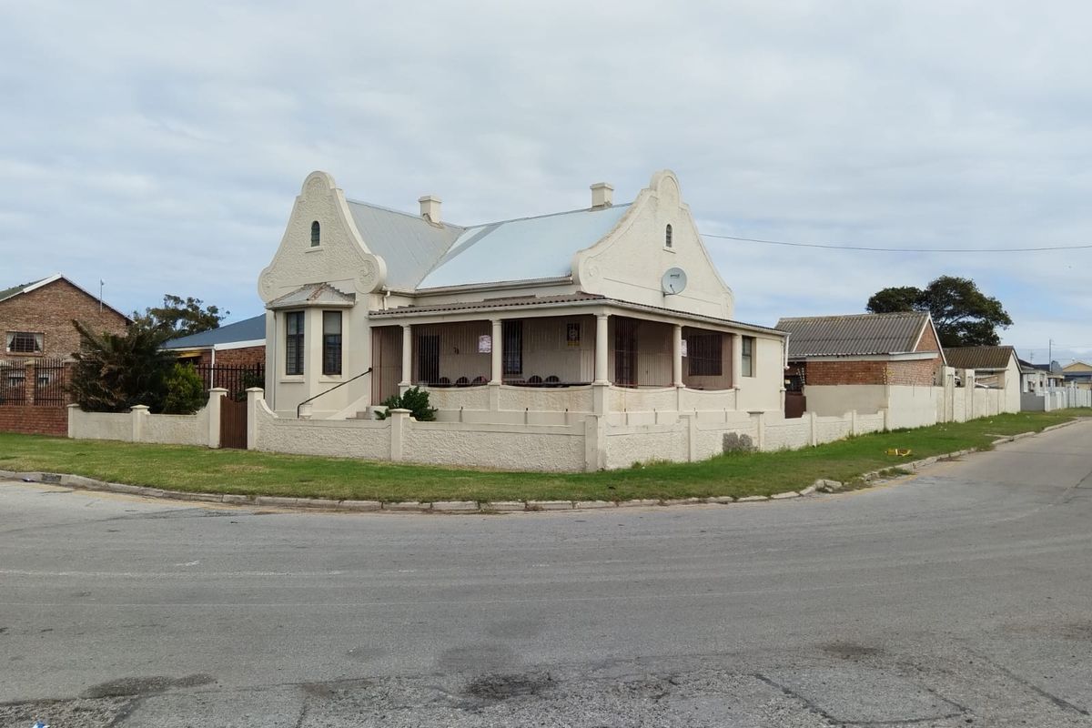 Spacious Family Home with Dual Flatlets and River Views in Well-Located Swartkops - Photo 2