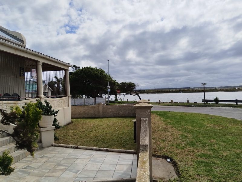 Spacious Family Home with Dual Flatlets and River Views in Well-Located Swartkops - Photo 3