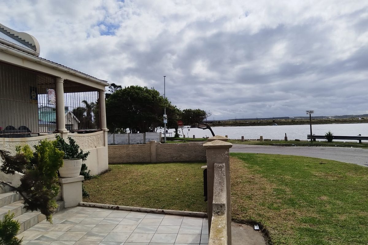 Spacious Family Home with Dual Flatlets and River Views in Well-Located Swartkops - Photo 3