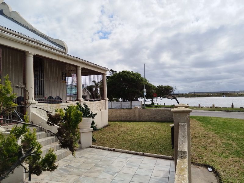 Spacious Family Home with Dual Flatlets and River Views in Well-Located Swartkops - Photo 4