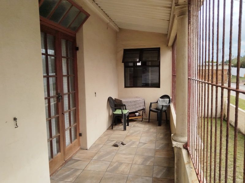Spacious Family Home with Dual Flatlets and River Views in Well-Located Swartkops - Photo 10