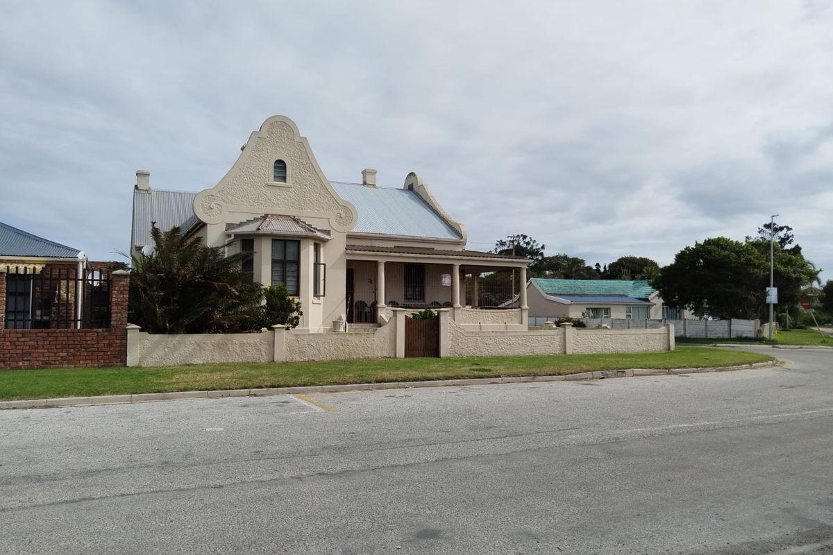 Spacious Family Home with Dual Flatlets and River Views in Well-Located Swartkops - Photo 5