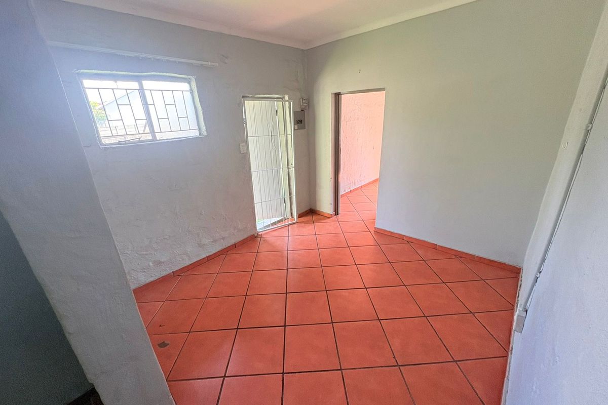 Open-Plan 1-Bedroom Apartment - Photo 2