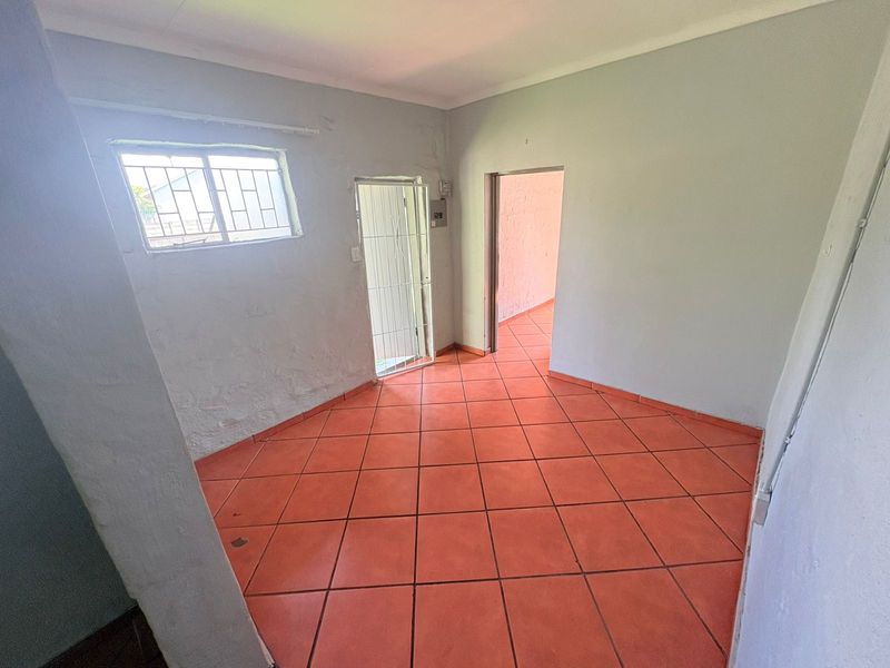 Open-Plan 1-Bedroom Apartment - Photo 2