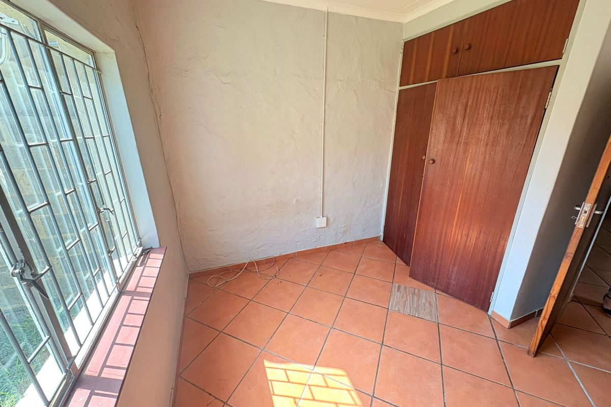 Open-Plan 1-Bedroom Apartment - Photo 4