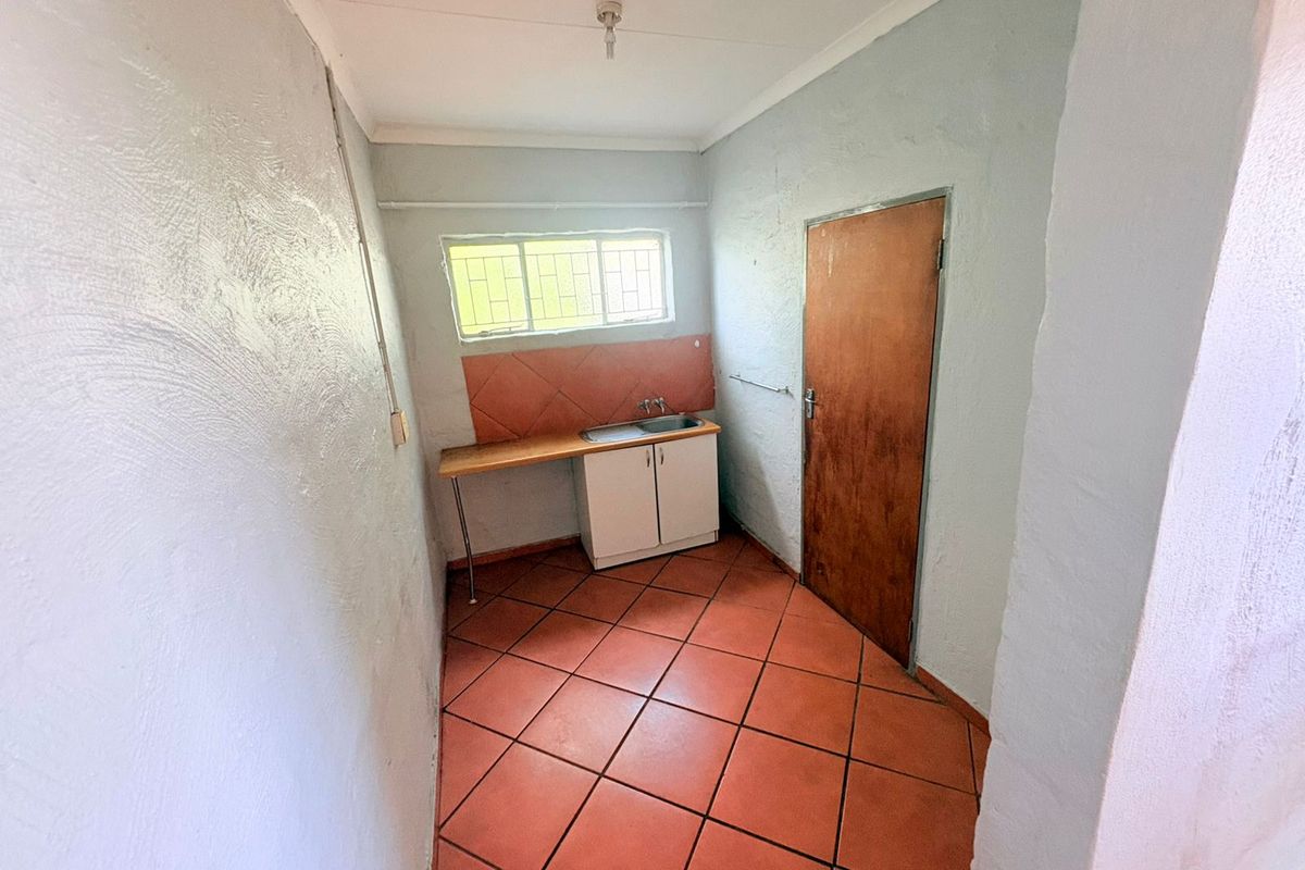 Open-Plan 1-Bedroom Apartment - Photo 3