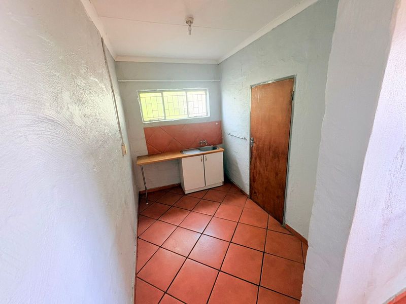 Open-Plan 1-Bedroom Apartment - Photo 3