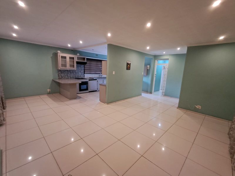 Modern Family Home @ R11,500 - Photo 3