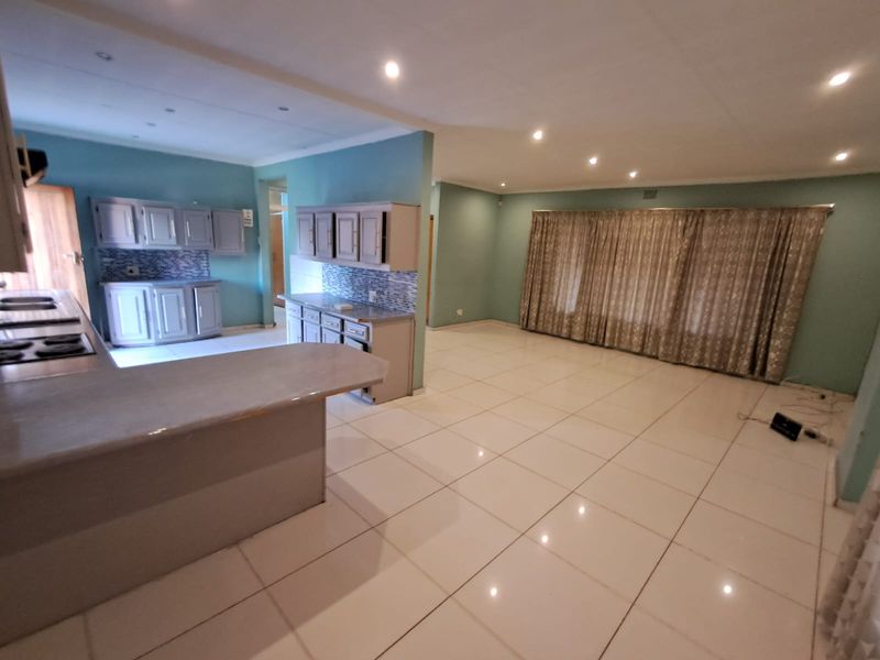 Modern Family Home @ R11,500 - Photo 4
