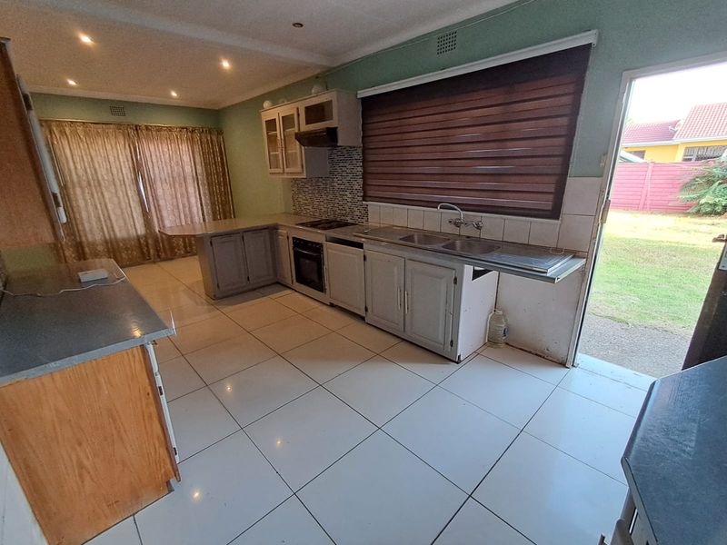 Modern Family Home @ R11,500 - Photo 6