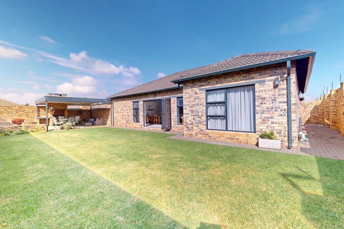 Ultra Modern Full Title Home Situated In Secure Complex! - Photo 2