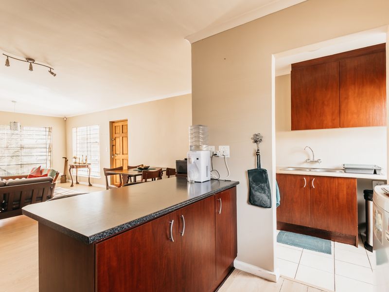 Charming 3-Bedroom Home in the secure Solara Complex! - Photo 5