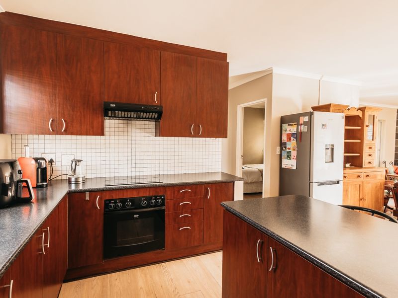 Charming 3-Bedroom Home in the secure Solara Complex! - Photo 3