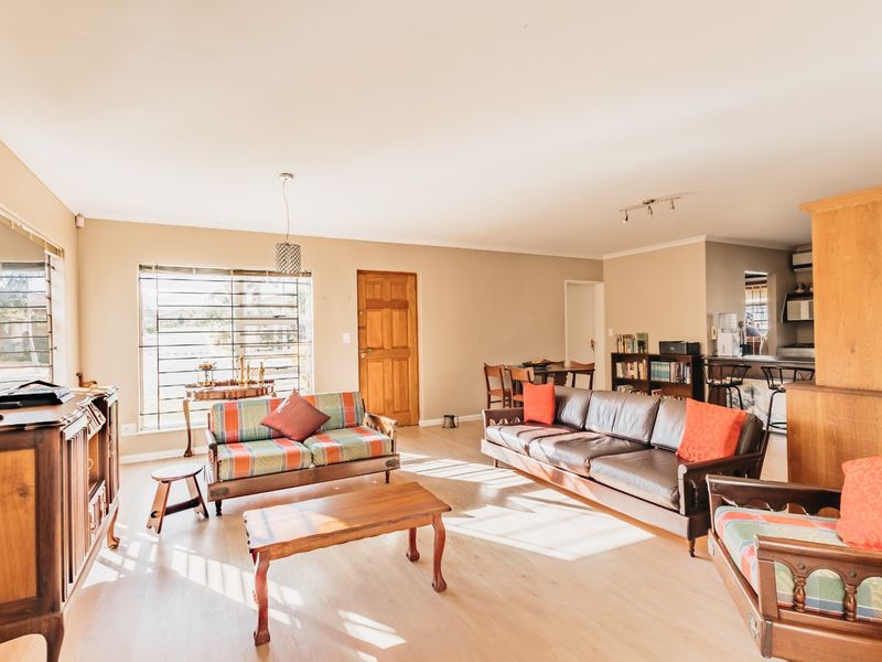 Charming 3-Bedroom Home in the secure Solara Complex! - Photo 10