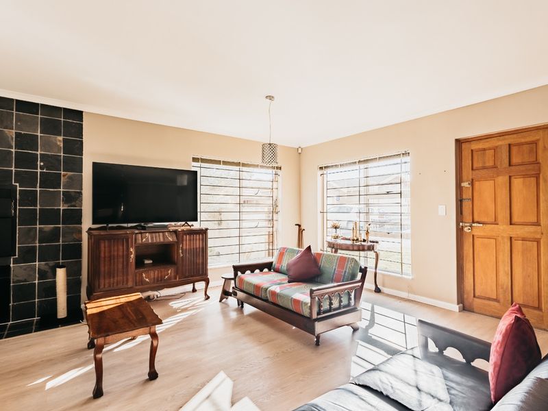 Charming 3-Bedroom Home in the secure Solara Complex! - Photo 9