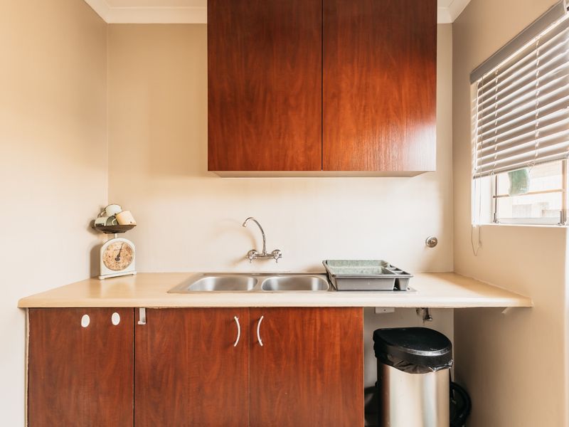 Charming 3-Bedroom Home in the secure Solara Complex! - Photo 6