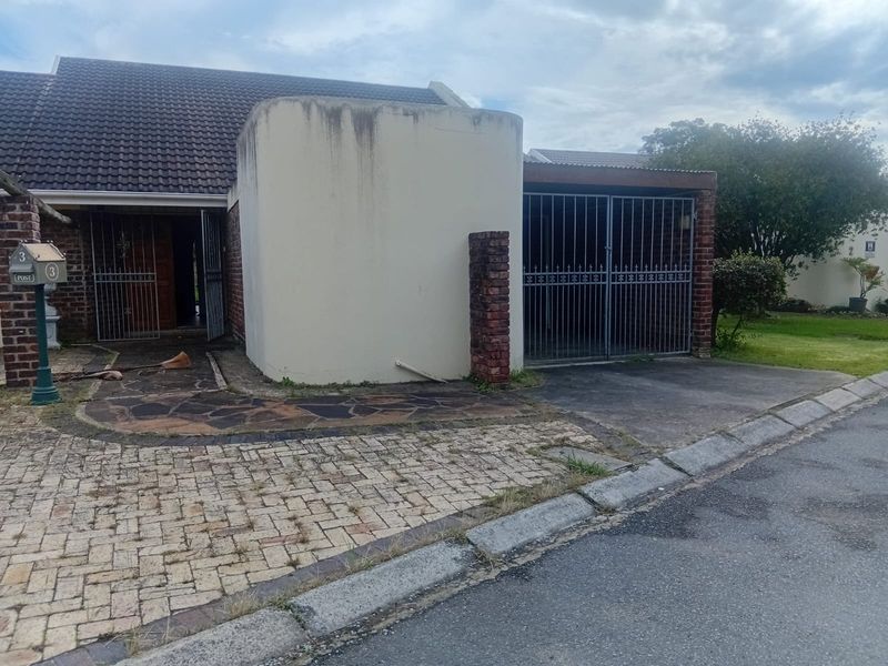 Spacious 3-Bedroom Home with Versatile Living Areas - Photo 2