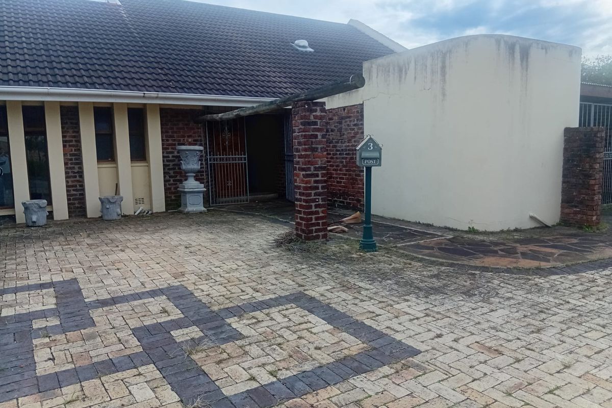 Spacious 3-Bedroom Home with Versatile Living Areas - Photo 3