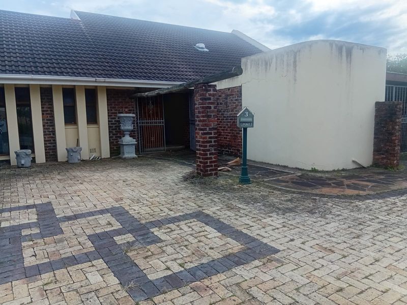 Spacious 3-Bedroom Home with Versatile Living Areas - Photo 3