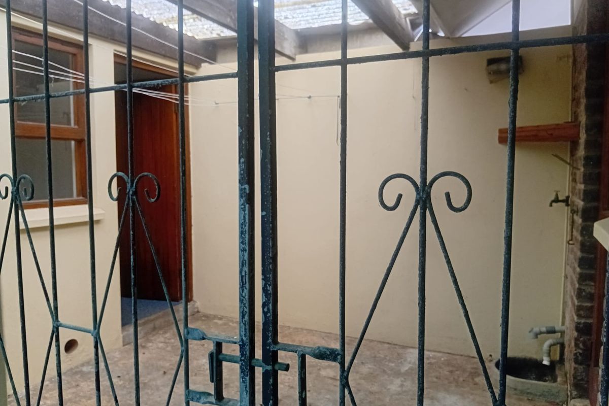 Spacious 3-Bedroom Home with Versatile Living Areas - Photo 4