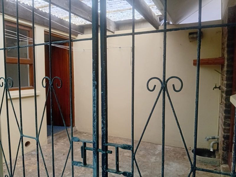 Spacious 3-Bedroom Home with Versatile Living Areas - Photo 4