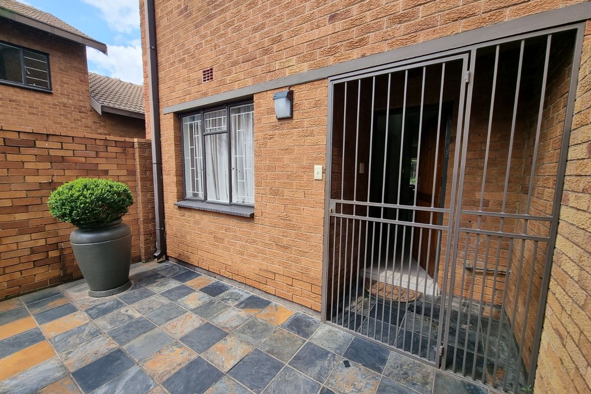 Stunning 4 bedroom duplex up for rent! - Photo 2