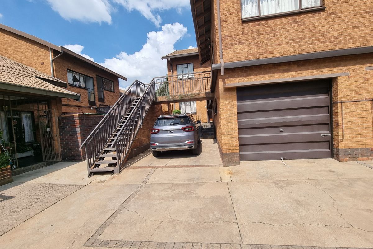 Stunning 4 bedroom duplex up for rent! - Photo 3