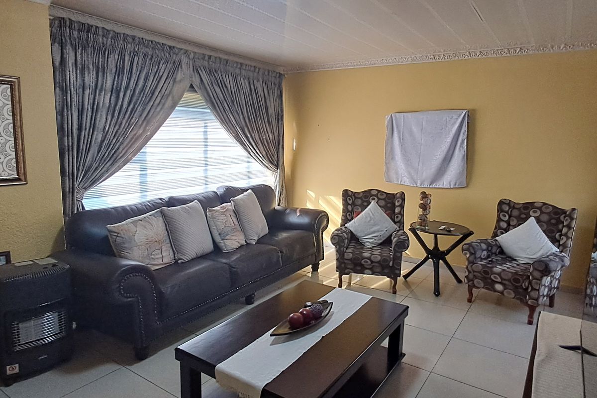 Stunning 3-bedroom home in Signal Hill, Newcastle—perfect for families seeking comfort and style! - Photo 4