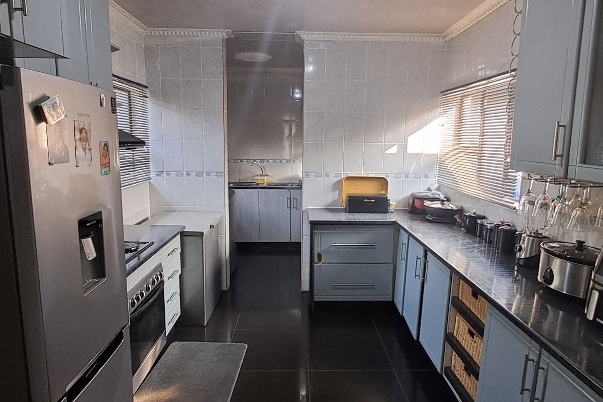 Stunning 3-bedroom home in Signal Hill, Newcastle—perfect for families seeking comfort and style! - Photo 2