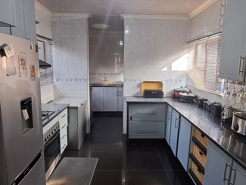 Stunning 3-bedroom home in Signal Hill, Newcastle—perfect for families seeking comfort and style! - Photo 2