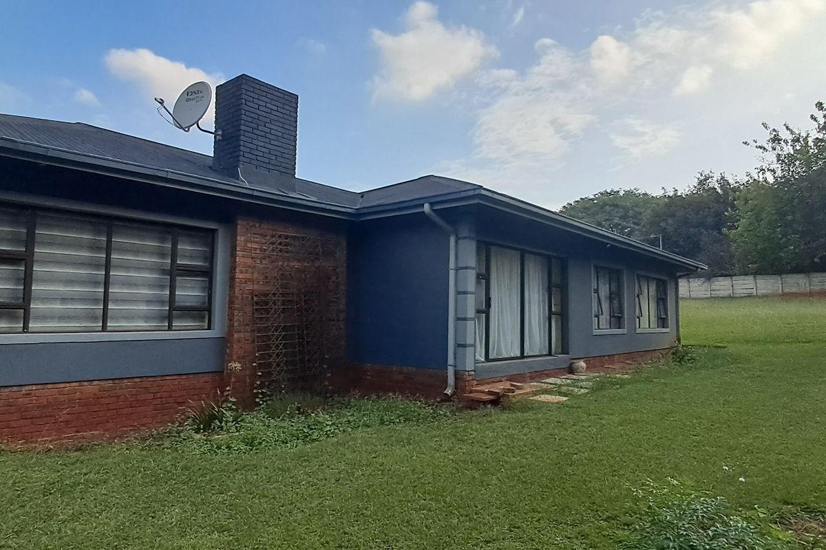 Stunning 3-bedroom home in Signal Hill, Newcastle—perfect for families seeking comfort and style! - Photo 3