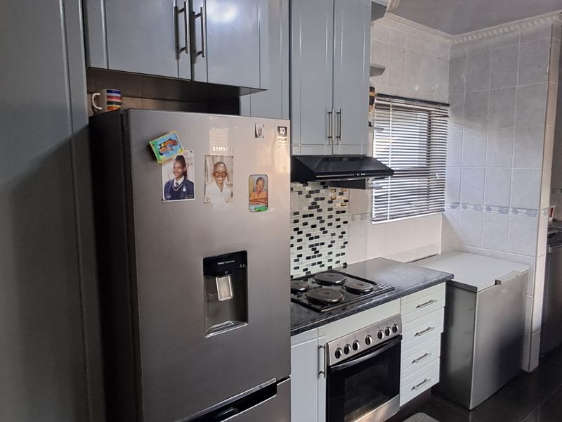 Stunning 3-bedroom home in Signal Hill, Newcastle—perfect for families seeking comfort and style! - Photo 7