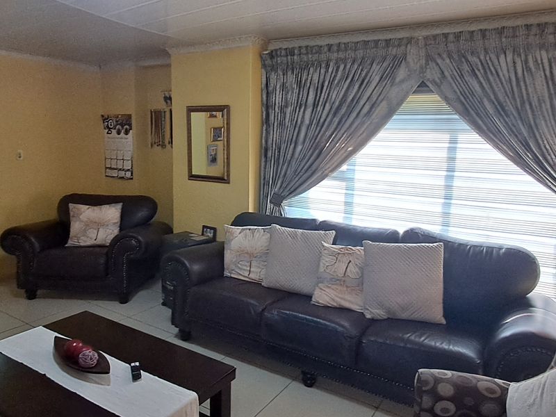 Stunning 3-bedroom home in Signal Hill, Newcastle—perfect for families seeking comfort and style! - Photo 6