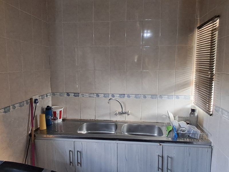 Stunning 3-bedroom home in Signal Hill, Newcastle—perfect for families seeking comfort and style! - Photo 8