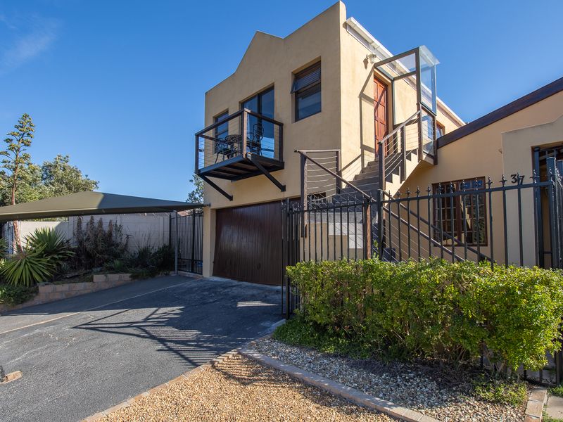 Cozy 1‐Bed Apartment Above Garage – Perfect for a Single Professional or Young Couple - Photo 2