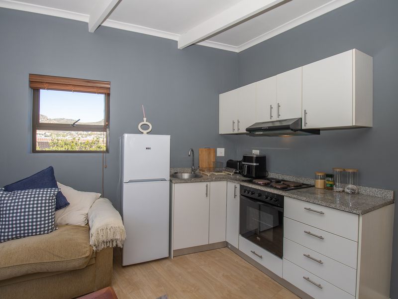 Cozy 1‐Bed Apartment Above Garage – Perfect for a Single Professional or Young Couple - Photo 4