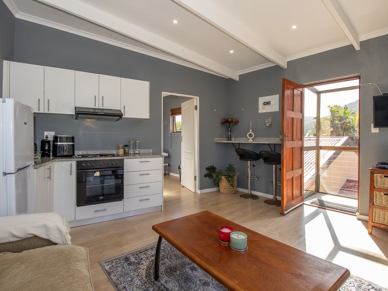 Cozy 1‐Bed Apartment Above Garage – Perfect for a Single Professional or Young Couple - Photo 8