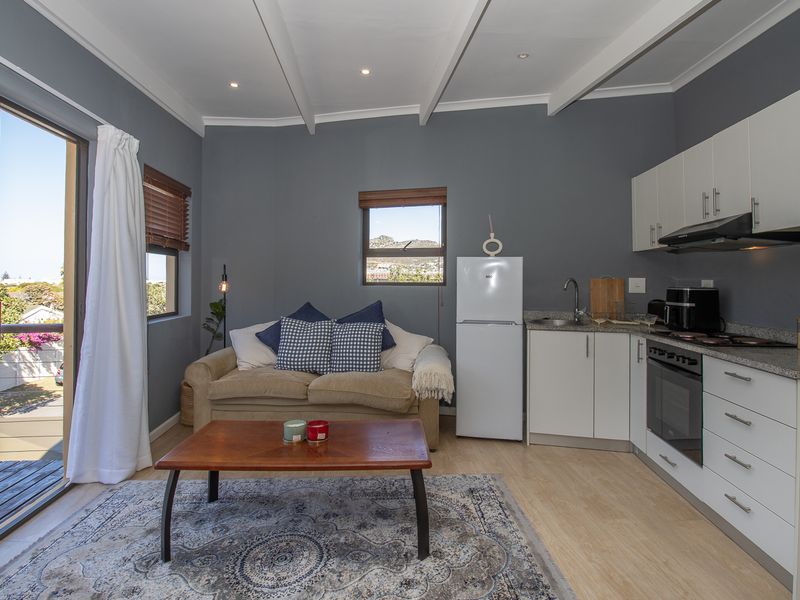 Cozy 1‐Bed Apartment Above Garage – Perfect for a Single Professional or Young Couple - Photo 5